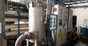 از روش‌های رایج در تصفیه آب‌های شور؛ به منظور تولید آب صنعتی یا آب نرم، استفاده از سختی گیر کاتیونی و اسمز معکوس (RO) است.