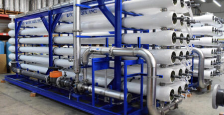 مهمترین شکل دستگاه آب شیرین کن صنعتی با استفاده از روش اسمز معکوس ساخته می‌شود.