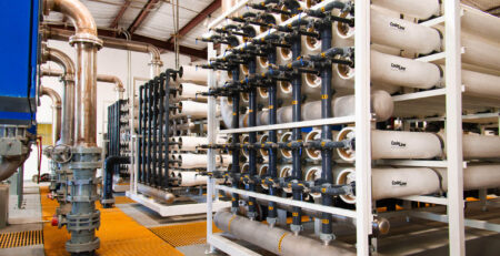 از روش‌های رایج در تصفیه آب‌های شور؛ به منظور تولید آب صنعتی یا آب نرم، استفاده از سختی گیر کاتیونی و اسمز معکوس (RO) است.
